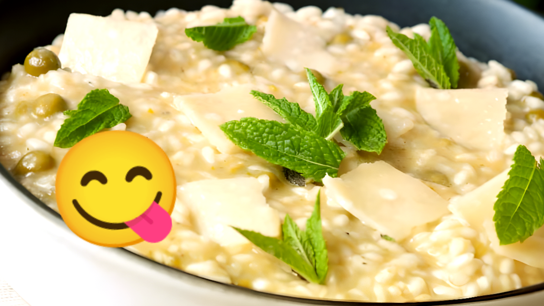Risotto cremoso al formaggio e piselli: ecco la ricetta veloce che sta facendo impazzire il web!