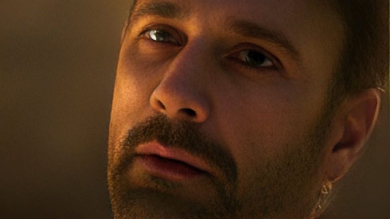 Raoul Bova molla Don Matteo: sbarca al cinema nel film più tenero (e sovversivo) dell'anno