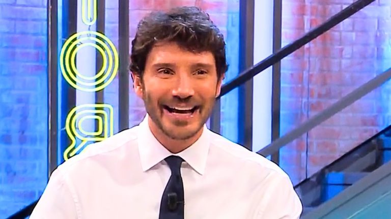 Affari Tuoi, quante puntate vengono registrate in un giorno? Il ritmo frenetico di Stefano De Martino e il trucco dei pacchisti