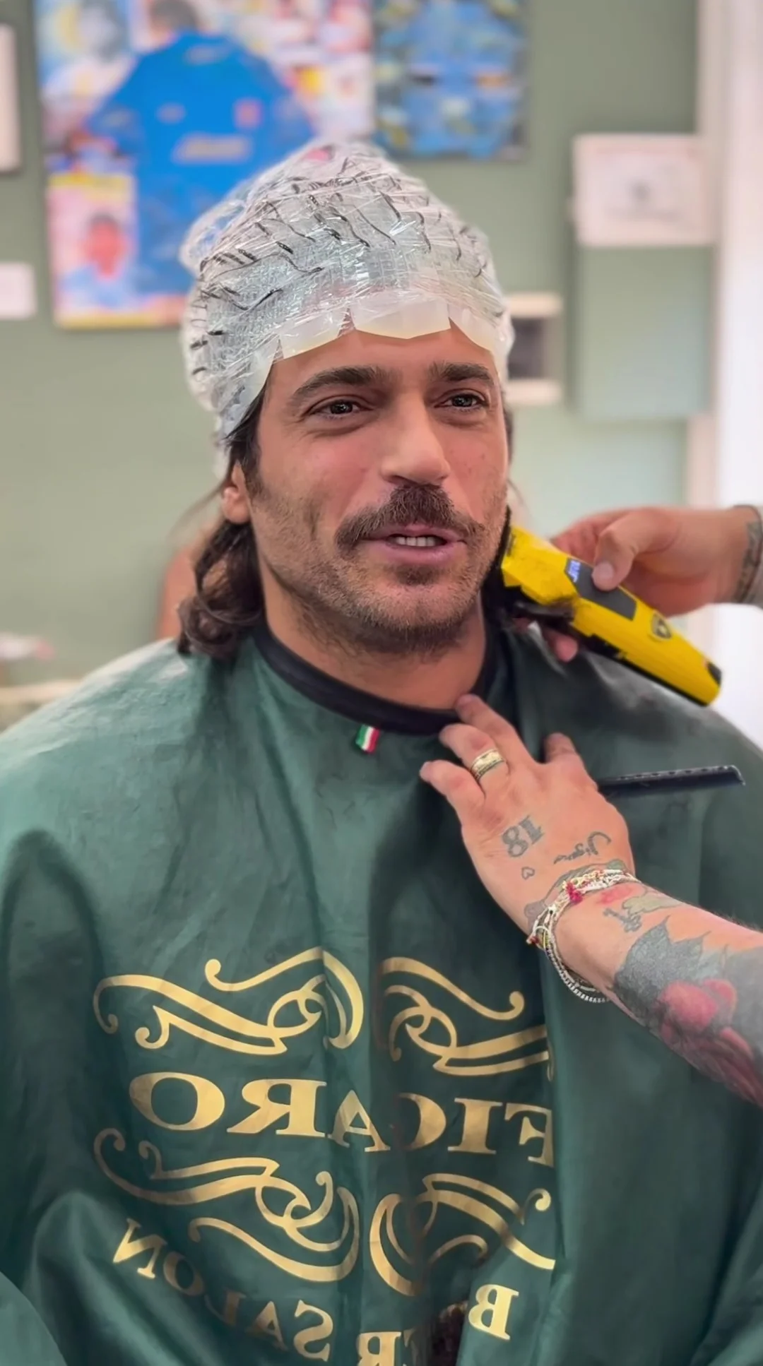 Can Yaman senza barba