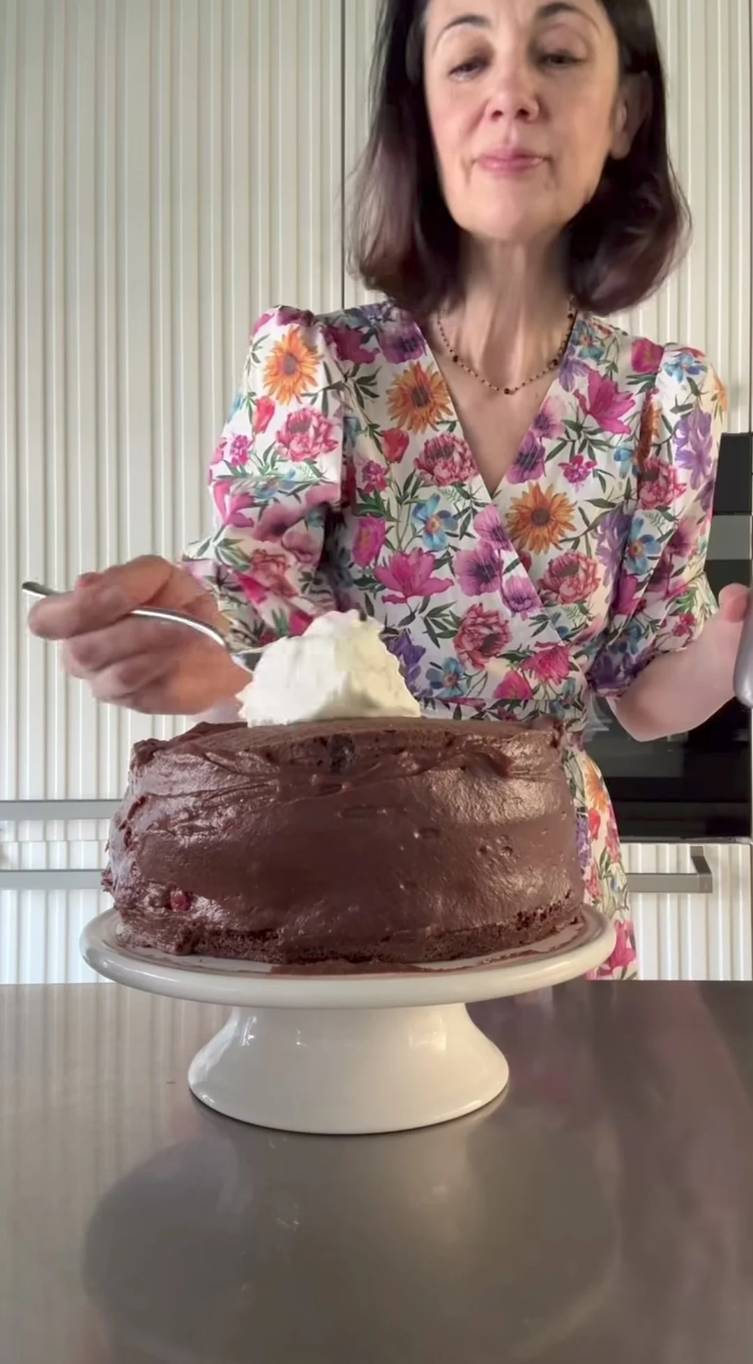 Uno dei passaggi finali della preparazione della torta di Csaba dalla Zorza.