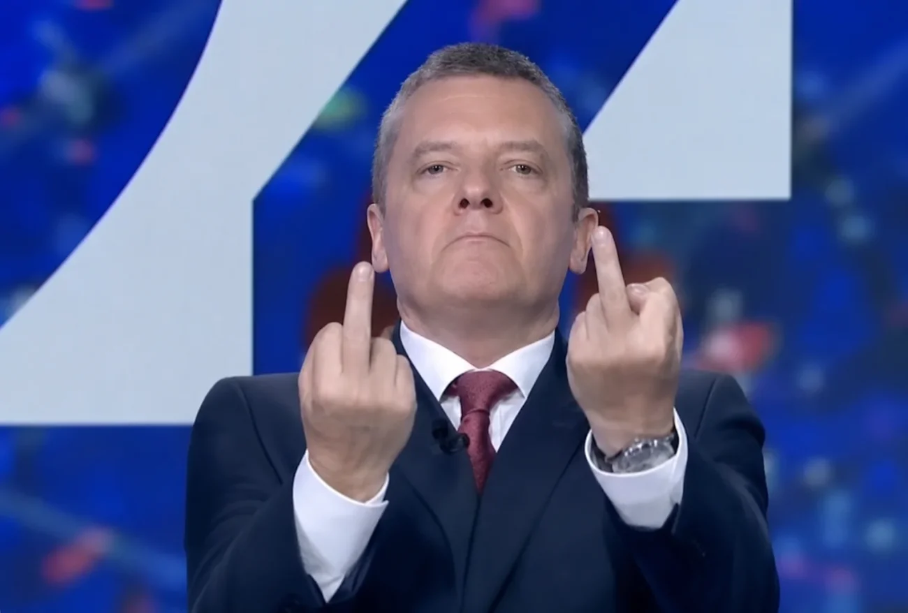 Alessandro Baracchini sospeso da RaiNews24: dopo il doppio dito medio in diretta scatta la linea dura del direttore Zurzolo