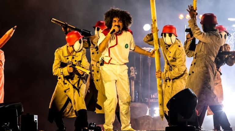 Caparezza torna live a Roma: il concerto del ritorno tra lune, alieni e una standing ovation per Larsen