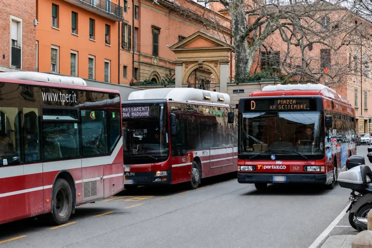 Tragedia al Dall'Ara dopo Max Pezzali: donna di 57 anni schiacciata tra due bus Tper, è in fin di vita