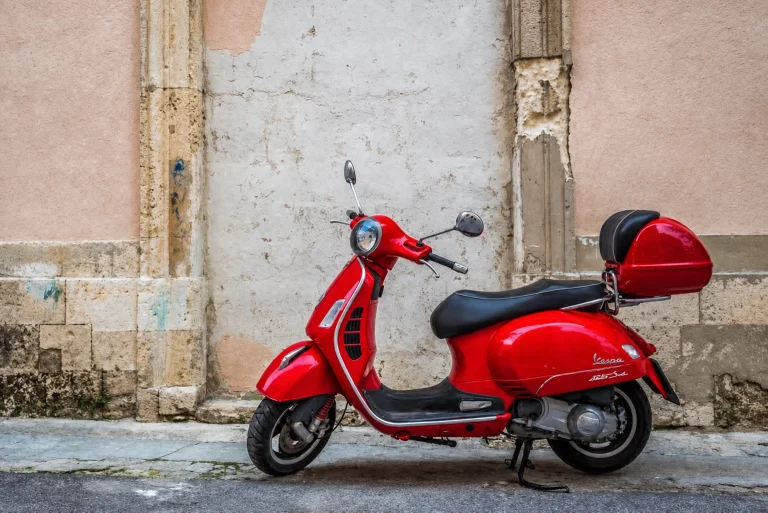 Vespa Roma 2026, oggi la Grande Parata: 10mila scooter sfilano tra Colosseo e Fori Imperiali per gli 80 anni del mito