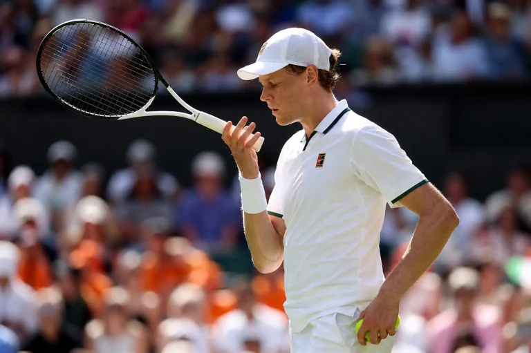 Sinner sempre numero 1 ATP: 78 settimane in vetta e debutto da campione a Wimbledon contro Kecmanovic