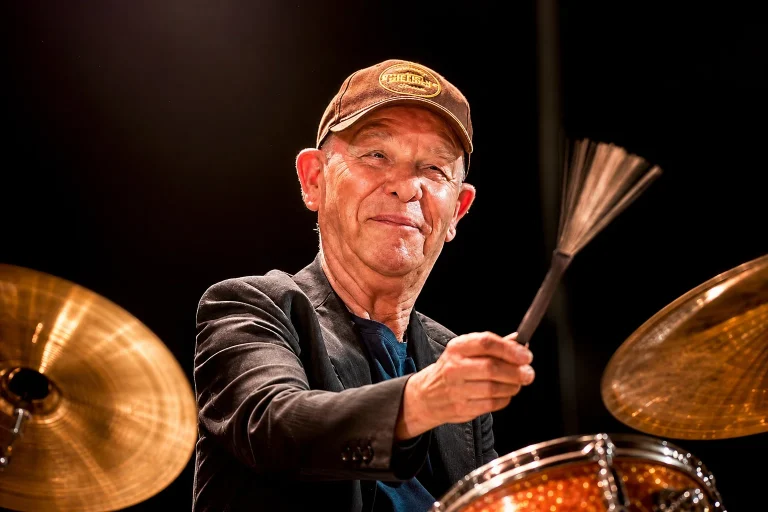 Gianni Cazzola, il batterista che ha suonato con Billie Holiday è morto a Busto Arsizio: chi era davvero