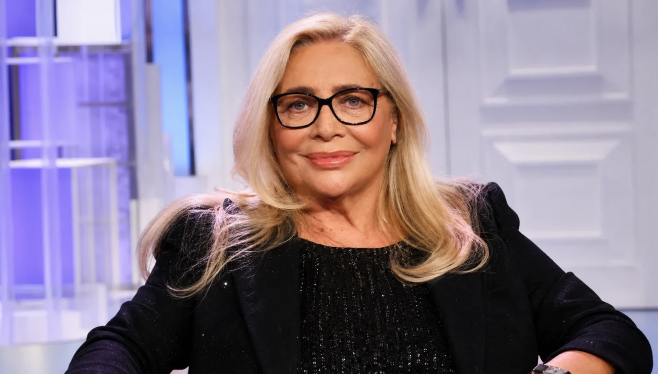 Mara Venier stravolge il look per Özpetek: dietro il grigio si nasconde un pattern lungo 50 anni di carriera