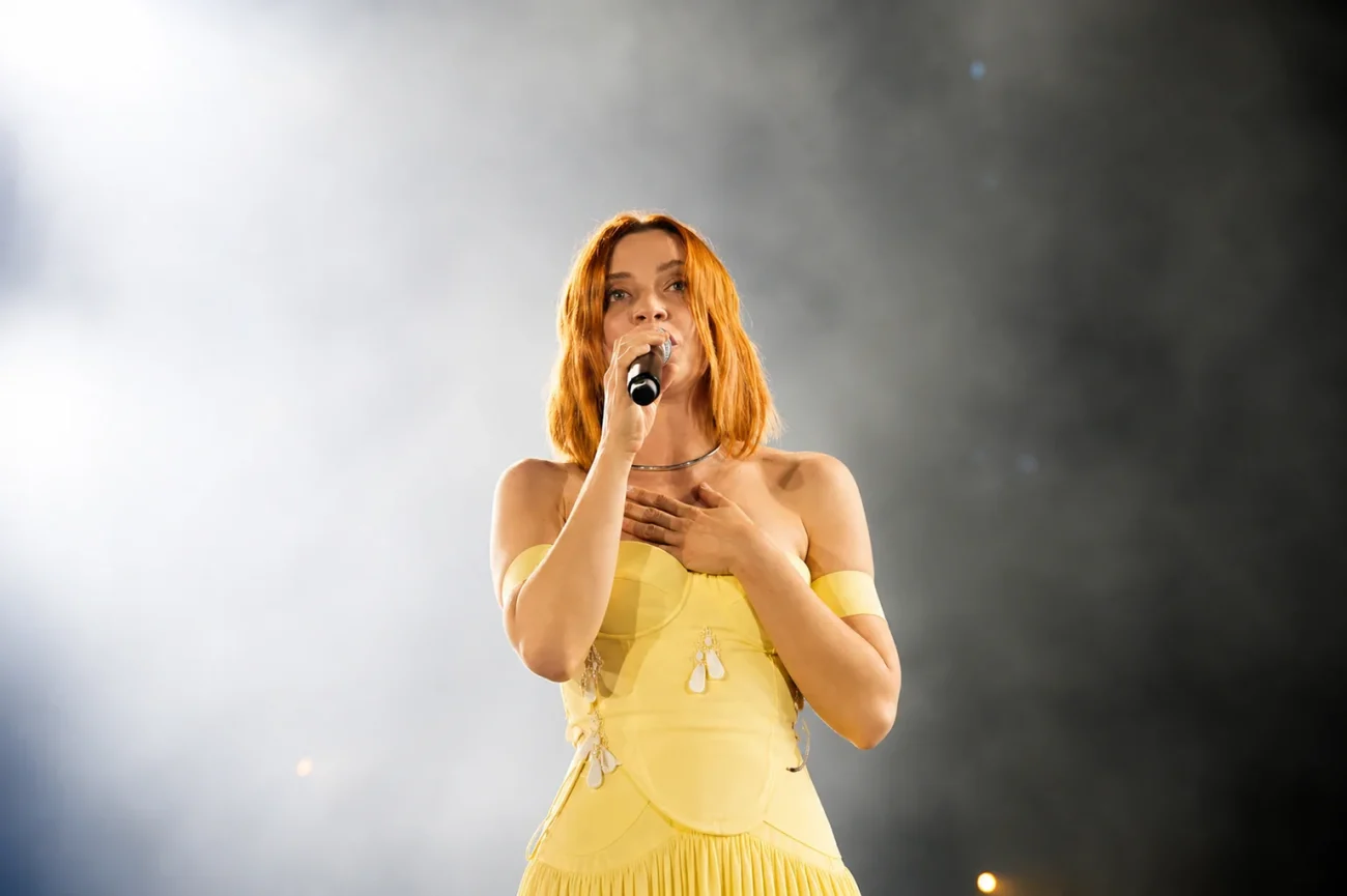 Noemi cade dal palco a San Salvo Marina: come sta e cosa rischia il tour
