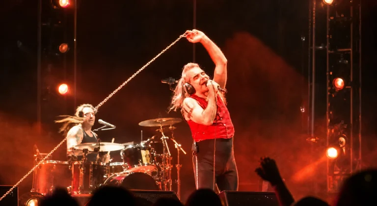 Piero Pelù non si ferma: perché il tour dei Litfiba è diventato un caso politico tappa dopo tappa