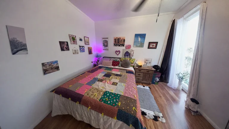Abbinare i colori in camera da letto partendo da un quilt patchwork di mercatino