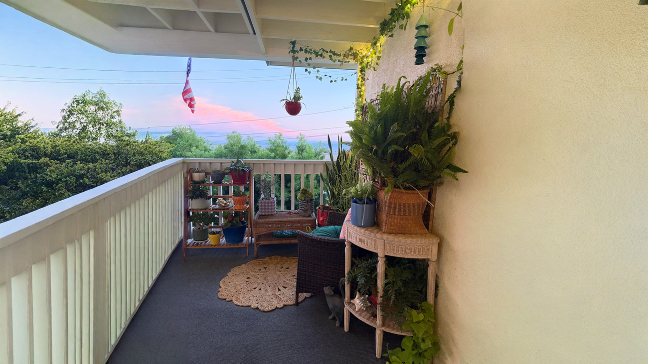 Arredare intorno alla finestra e alla vista: il balcone dove il tramonto diventa il quadro di casa