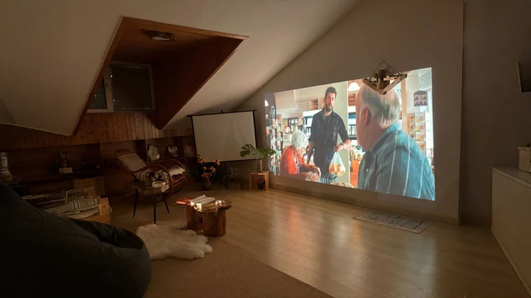 Arredare una mansarda per fasce di altezza: il sottotetto-cinema che sfrutta ogni centimetro