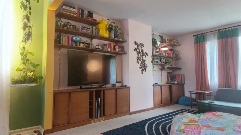 Due nicchie vuote in soggiorno diventano una libreria a incasso con quattro IKEA IVAR
