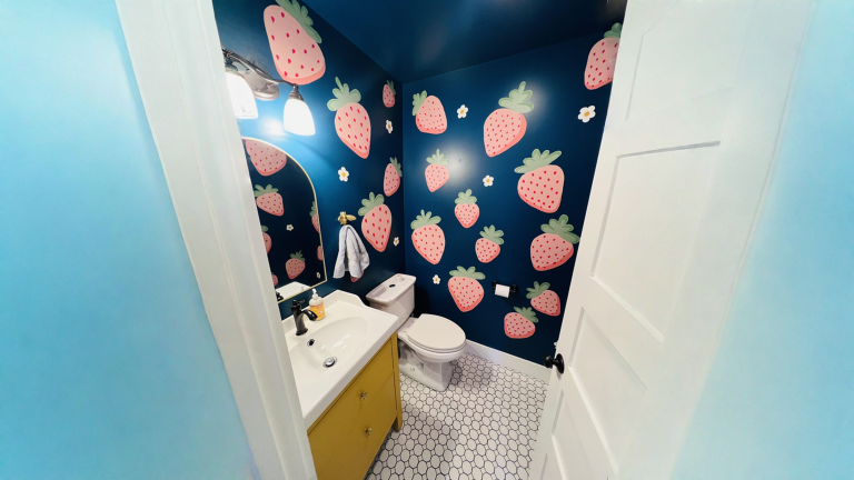 Idee bagno originale: fragole dipinte a mano e blu profondo in un bagno di servizio di pochi metri