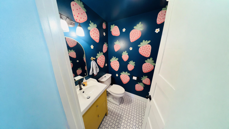 Idee per decorare il bagno: fragole dipinte a mano, blu profondo e mobile giallo in pochi metri quadri