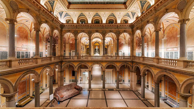 MAK di Vienna: il palazzo fiorentino in mattoni che nasconde un cortile di vetro