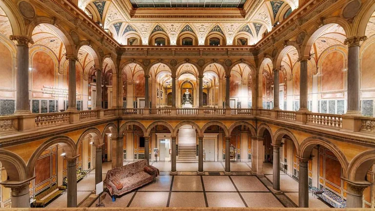 MAK di Vienna: il palazzo fiorentino in mattoni che nasconde un cortile di vetro