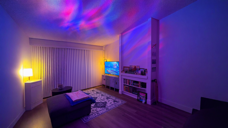 Mobile TV alternativo: armadietti metallici in fila e luce colorata sul soffitto in un soggiorno vero
