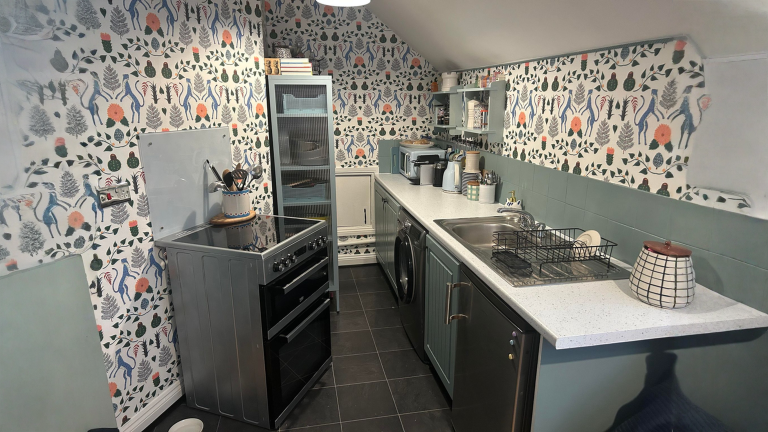 Rinnovare una cucina piccola senza ristrutturare: piano libero, colore delle ante e fascia verticale