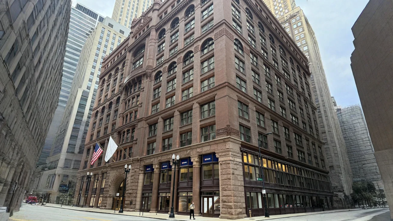 Rookery Building di Chicago: il grattacielo che porta scolpito un insulto (e la corte riscritta da Wright)