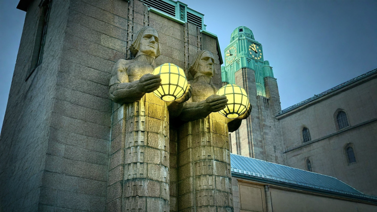 Stazione centrale di Helsinki: gli orsi cancellati e i quattro giganti di Eliel Saarinen