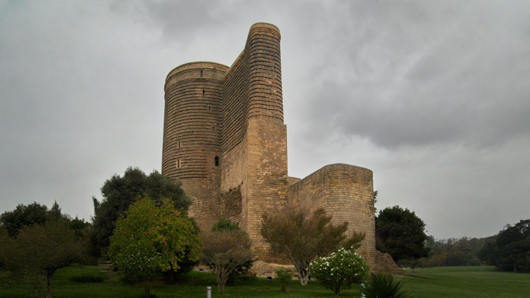 Torre della Vergine di Baku: l'edificio più studiato e meno capito del Caucaso