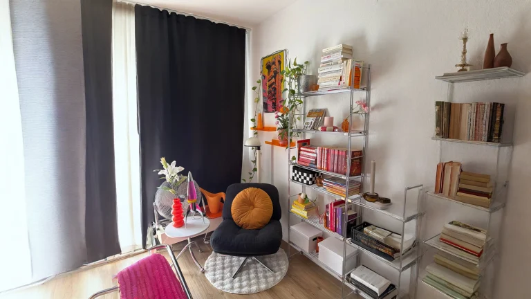 Abbinare IKEA e mobili vintage: il soggiorno space age dove non capisci quale sia il pezzo economico