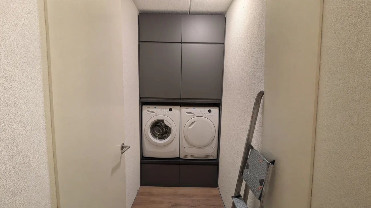 Angolo lavanderia in armadio: lavatrice e asciugatrice nascoste con i moduli METOD di IKEA sotto i 900 euro