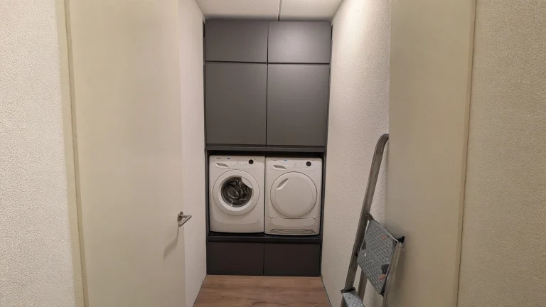 Angolo lavanderia in armadio: lavatrice e asciugatrice nascoste con i moduli METOD di IKEA sotto i 900 euro