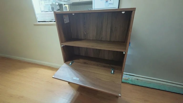 Ante per libreria BILLY: il mobile aperto che mostrava tutto diventa chiuso, e si torna indietro quando vuoi