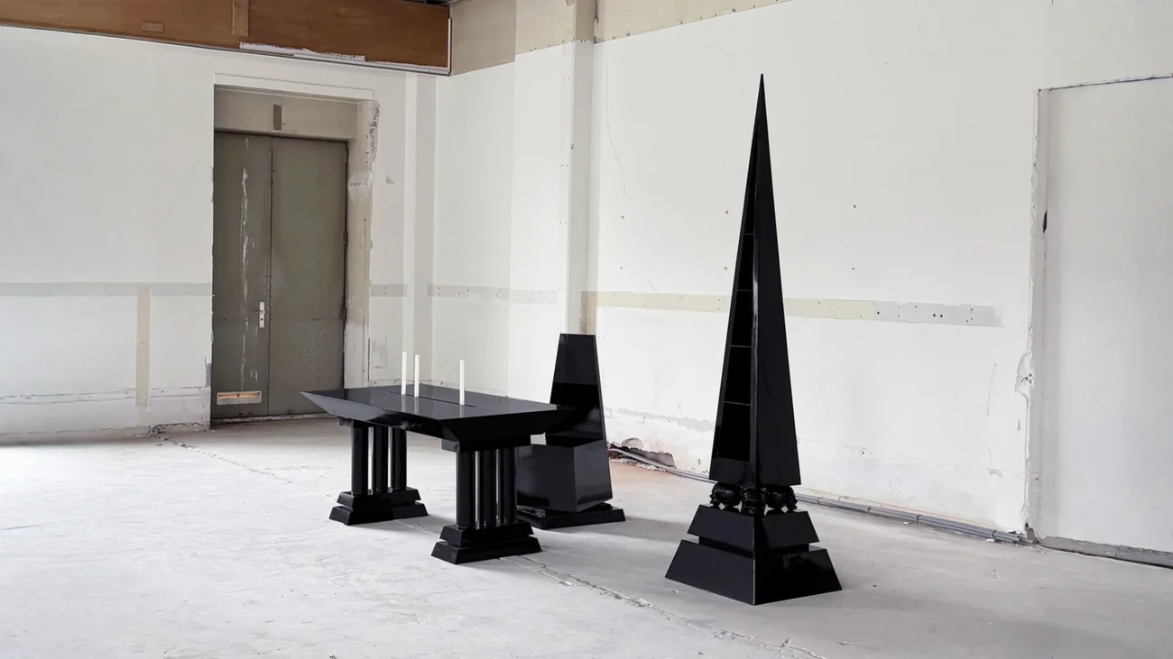 Architettura funeraria neoclassica nel design d’arredo: perché questi mobili neri ti obbligano al silenzio