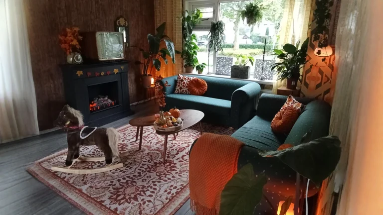Arredare in stile vintage anni 50 60: il televisore d'epoca che data il soggiorno e ne detta palette e luce
