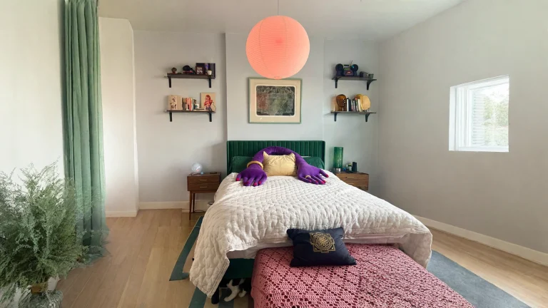 Arredare una casa piccola con mobili grandi: la camera da letto che non rinuncia al letto imponente