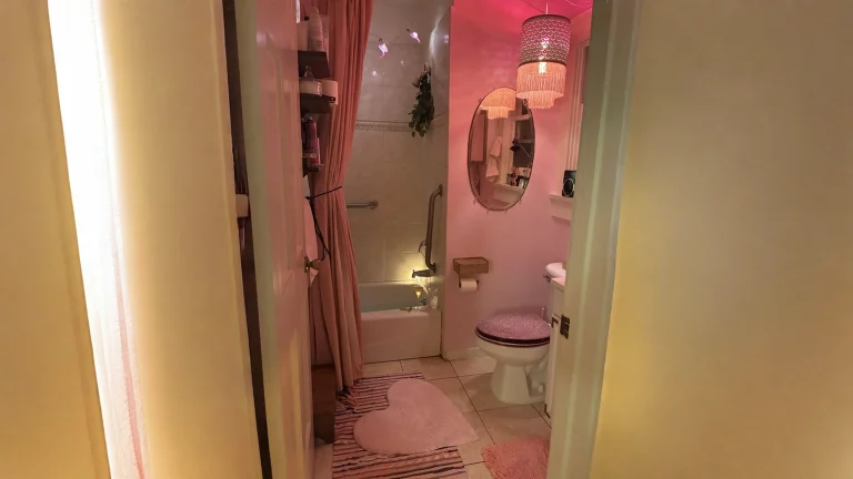 Bagno rosa in pochi metri: come far funzionare una palette tono su tono senza effetto giocattolo
