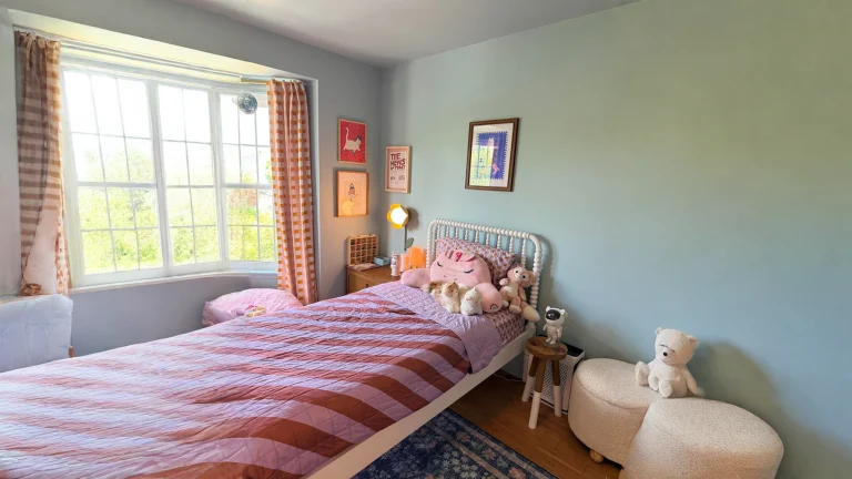 Camera bambini colorata: il tema dei gatti dosato su tre scale senza parco a tema