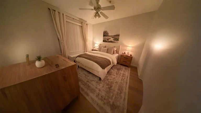 Camera da letto accogliente: la luce bassa e i tessili a strati contano più dei metri quadri