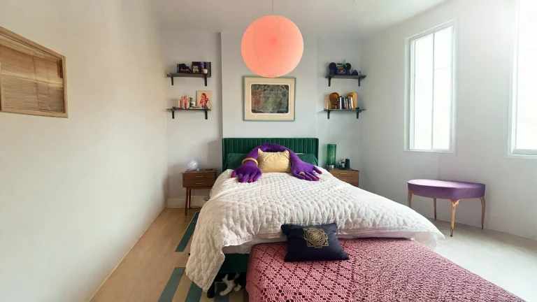 Camera da letto eclettica in un appartamento d'epoca: le soluzioni da copiare senza ristrutturare