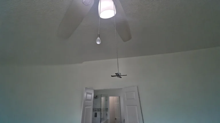 Catenelle ventilatore a soffitto: quale accende cosa? Il trucco del design che parla alle dita