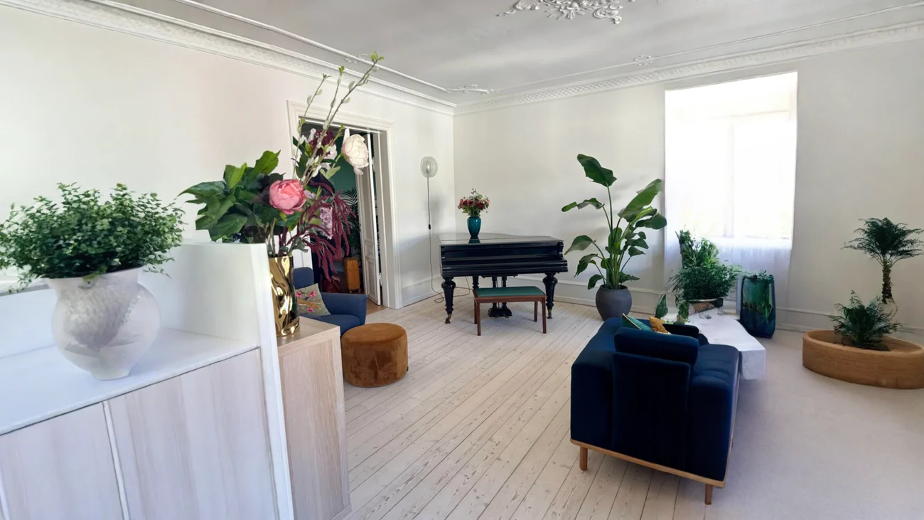 Come decorare i piani d'appoggio: la regola del vuoto in un soggiorno nordico con pianoforte