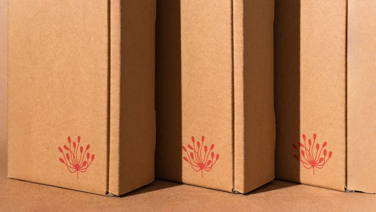 Come progettare un logo per un timbro: il segno rosso che resiste alle mani storte e agli anni
