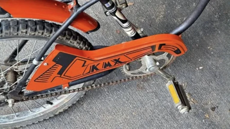 Copricatena bicicletta design: perché quella conchiglia arancione da cross è un pezzo progettato benissimo
