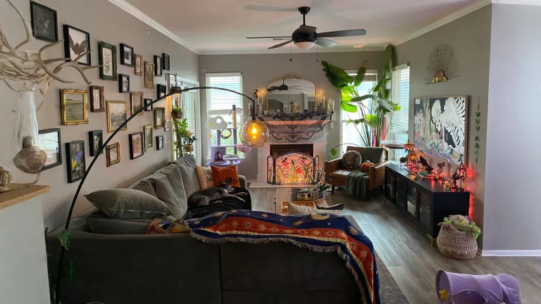 Decorare casa in autunno senza addobbi stagionali: il soggiorno eclettico che funziona dodici mesi