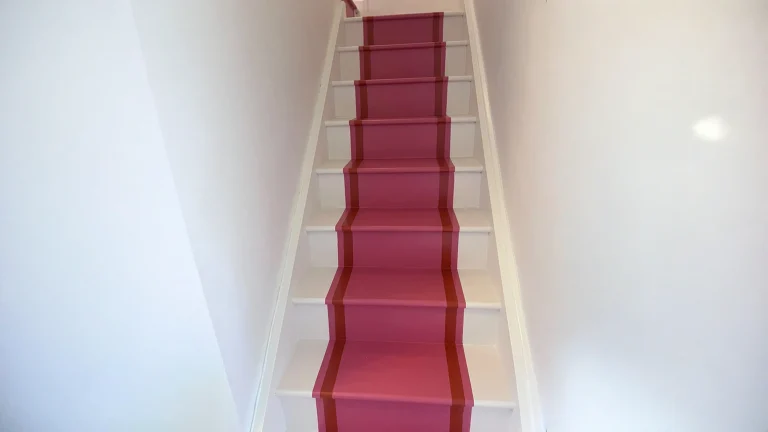 Dipingere le scale con un runner al posto della passatoia: geometria, colore e finiture antiscivolo