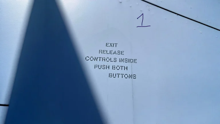 Font stencil militare: perché le lettere sulla fusoliera hanno i ponticelli e come si ricostruiscono