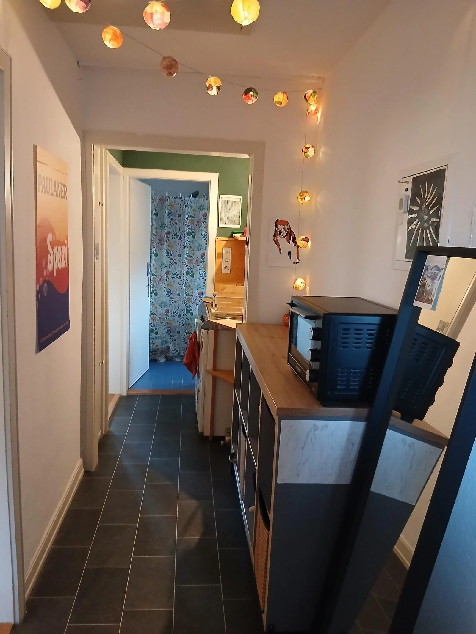 Corridoio con credenza KALLAX su gambe, piano in legno e fornetto elettrico, luci a sfera al soffitto