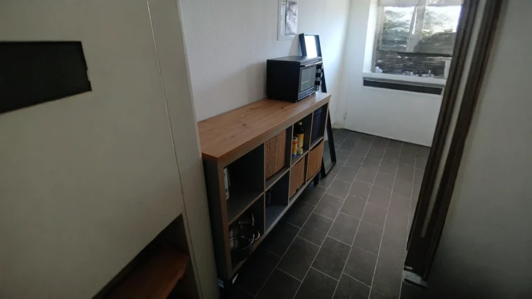 Il KALLAX diventa cucina in affitto: gambe avvitate e piano di legno da 42 cm al posto dei mobili base