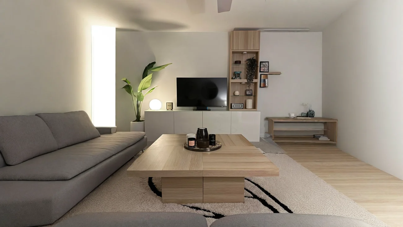 Il tavolino del salotto era troppo piccolo: l’IKEA hack con quattro cubi EKET e i piani LACK