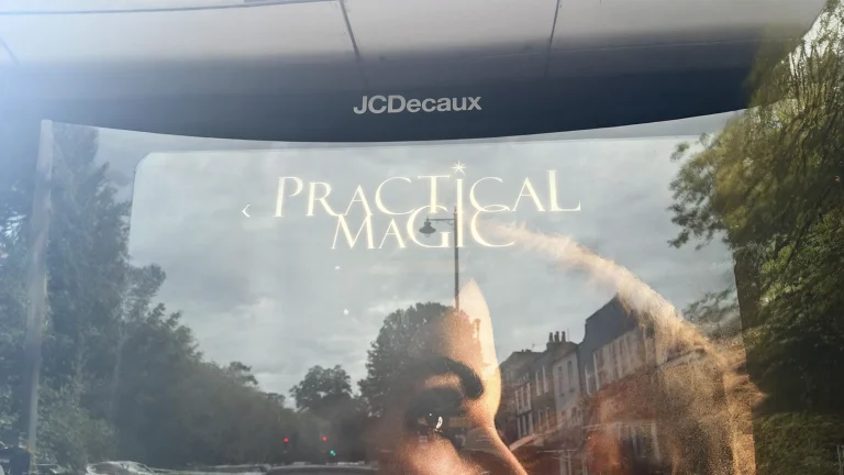 Il logo di Practical Magic 2 su un pannello JCDecaux: perché quelle lettere che ballano non convincono