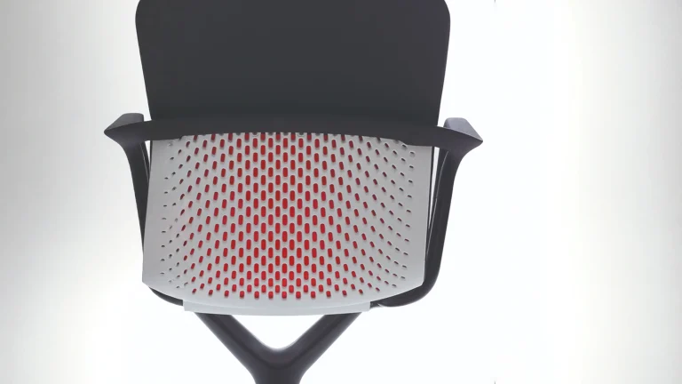Keyn Chair di Herman Miller: la storia del guscio traforato che si flette con il corpo